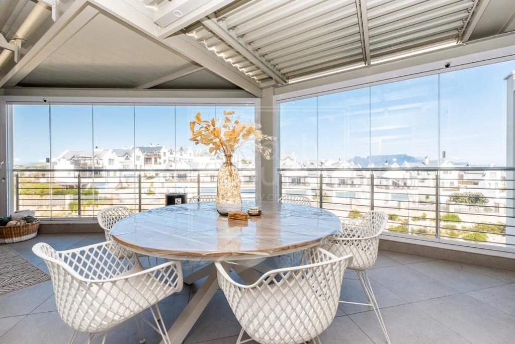 Luxury 3 Bedroom, 3 Bathroom Floor Beachfront, Big Bay, 67 Bona View *