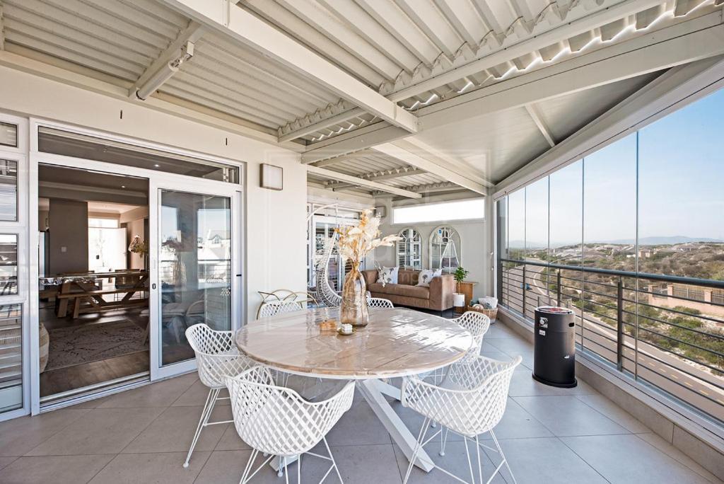 Luxury 3 Bedroom, 3 Bathroom Floor Beachfront, Big Bay, 67 Bona View