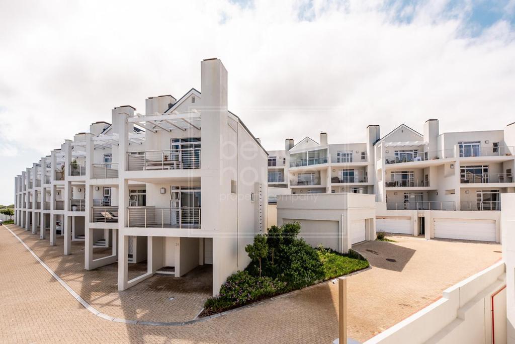 Luxury 3 Bedroom, 3 Bathroom Floor Beachfront, Big Bay, 67 Bona View